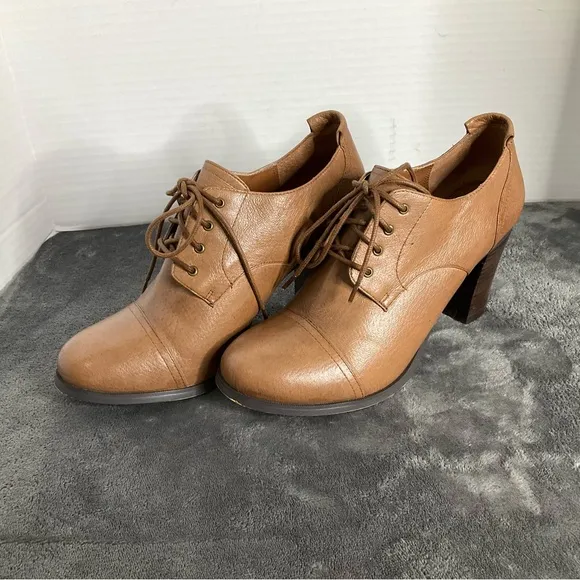 Steve Madden Women's Tan Leather Shoe size 10 lace up