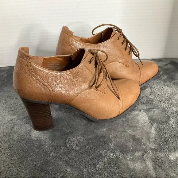 Steve Madden Women's Tan Leather Shoe size 10 lace up