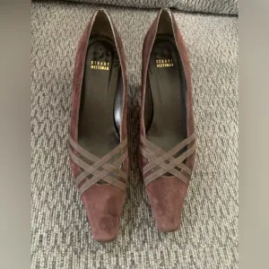 Stuart Weitzman Brown Suede Kitten Heel Pump Size 9
