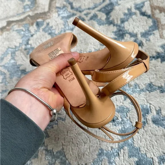 Tory Burch Elana Beige 85mm heels light oak patent leather heels in size 7.5