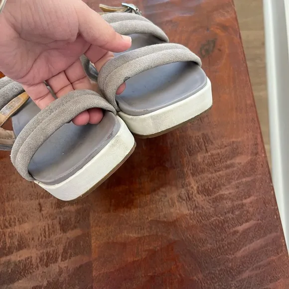 UGG Lynnden Suede Gray &amp; white Strappy Platform Sandals Sz 7.5