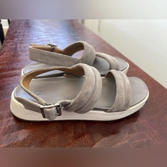 UGG Lynnden Suede Gray &amp; white Strappy Platform Sandals Sz 7.5