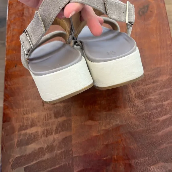 UGG Lynnden Suede Gray &amp; white Strappy Platform Sandals Sz 7.5