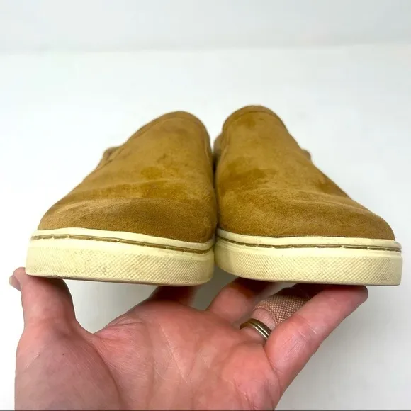 Ugg Shoes Flats Slip On’s Leather Tan sz 7