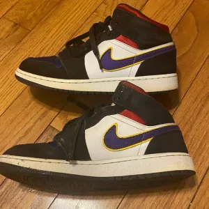 Unisex Kids Nike Jordan 1 Mid Lakers Top 3 (GS) BQ6931-005 White Black Size 6Y