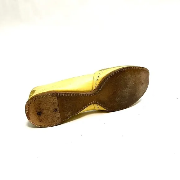 Vintage 1970s men’s gold leather Indian Punjabi jutti wedding shoes