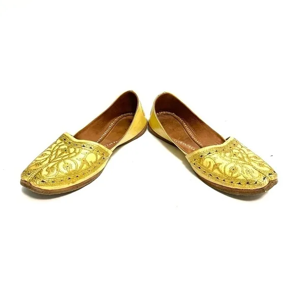 Vintage 1970s men’s gold leather Indian Punjabi jutti wedding shoes