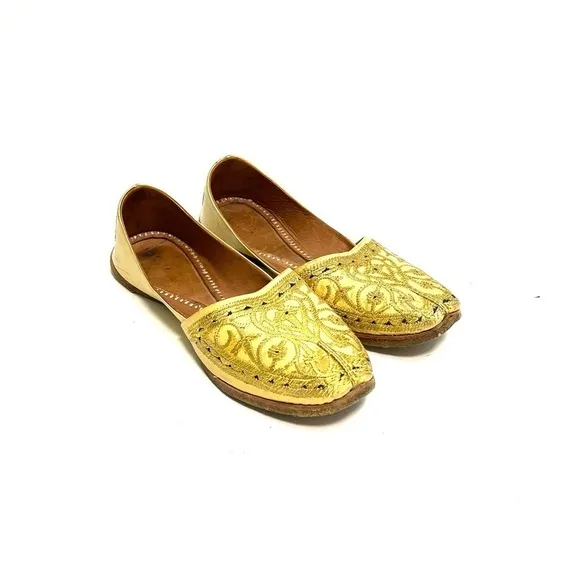 Vintage 1970s men’s gold leather Indian Punjabi jutti wedding shoes