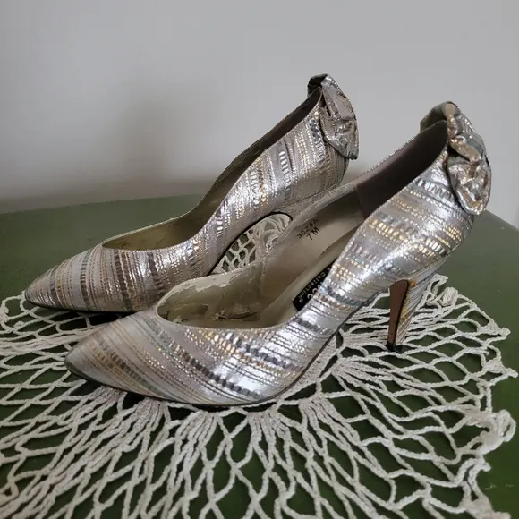 Vintage 1980s J. Renee Metallic Silver Gold W/ Pastels Bow Heel Striped Heels 7