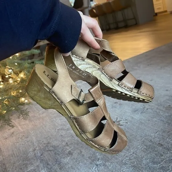 Vintage L.L. BEAN leather strappy sandals