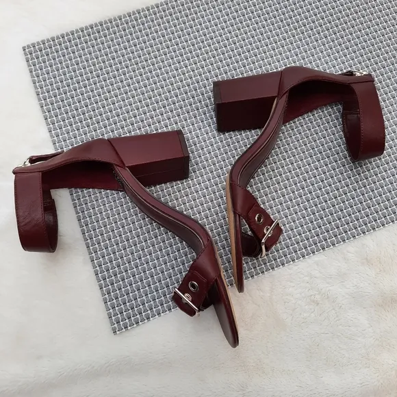 White House Black Market Ryder Grommet Buckle Ankle Strap Heels Sandal 6.5