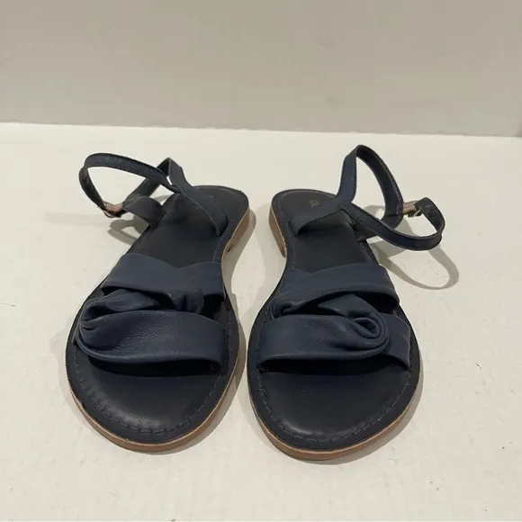Women’s Crevo Lark Blue Leather Sandals Size 8.5 US!